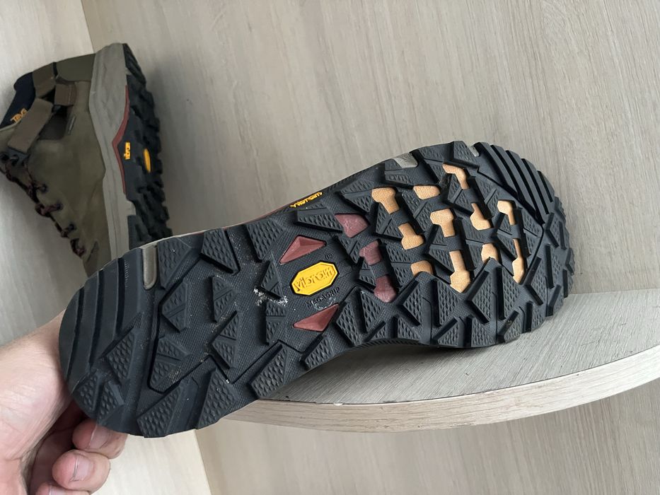 Практично  нові 45 розмір кросівки TEVA Gor-tex оригінал