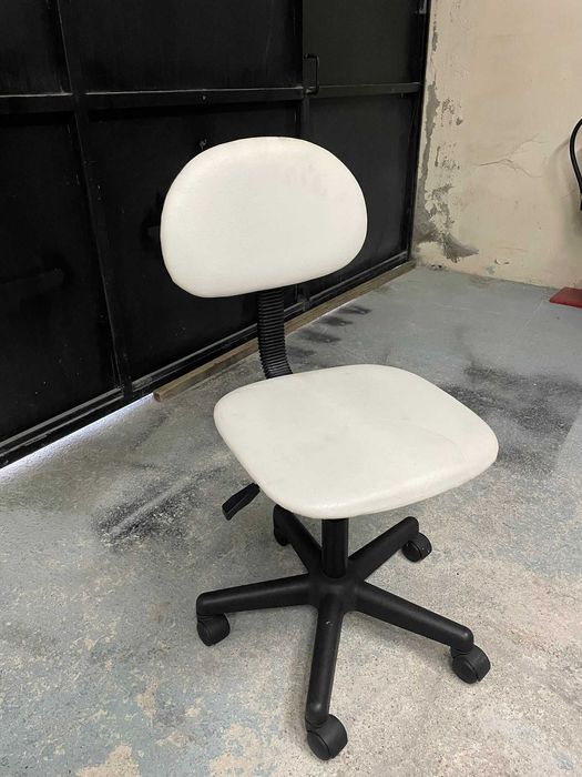 Banco com costa branco