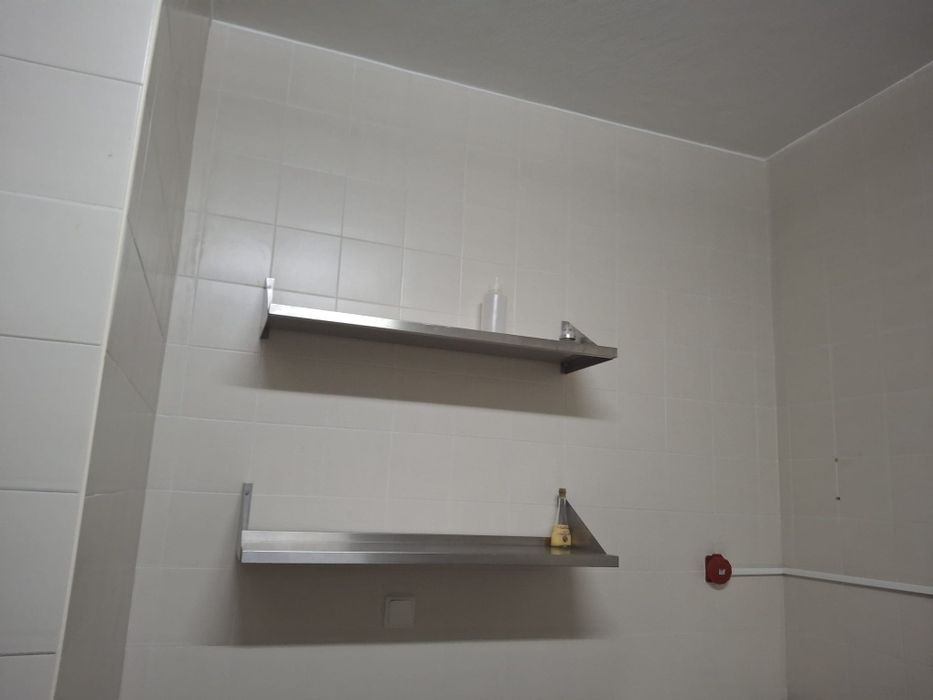 Bancas em inox e Estantes e Parteleiras