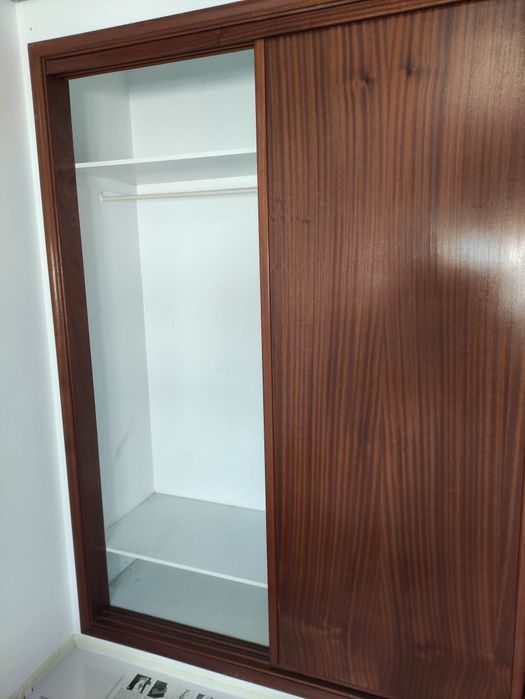 Armário embutido com portas de correr em madeira