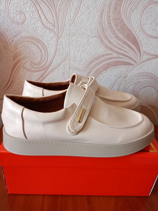 Туфлі лофери кросівки