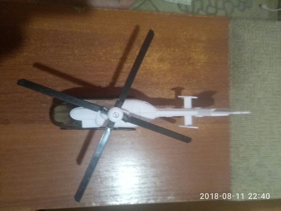 Продам игрушечный вертолет