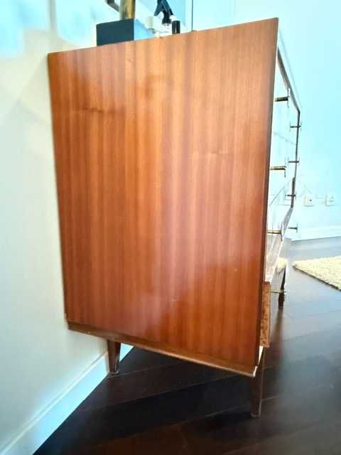 Comoda vintage datada de 1966