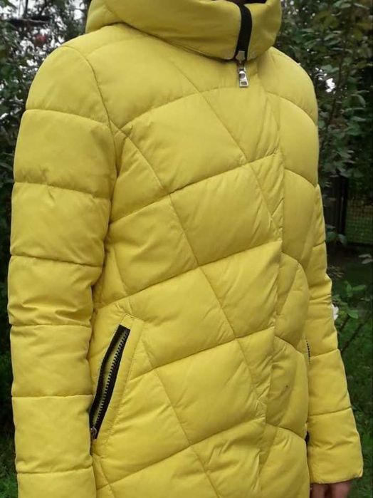 Яркий зимний пуховик.