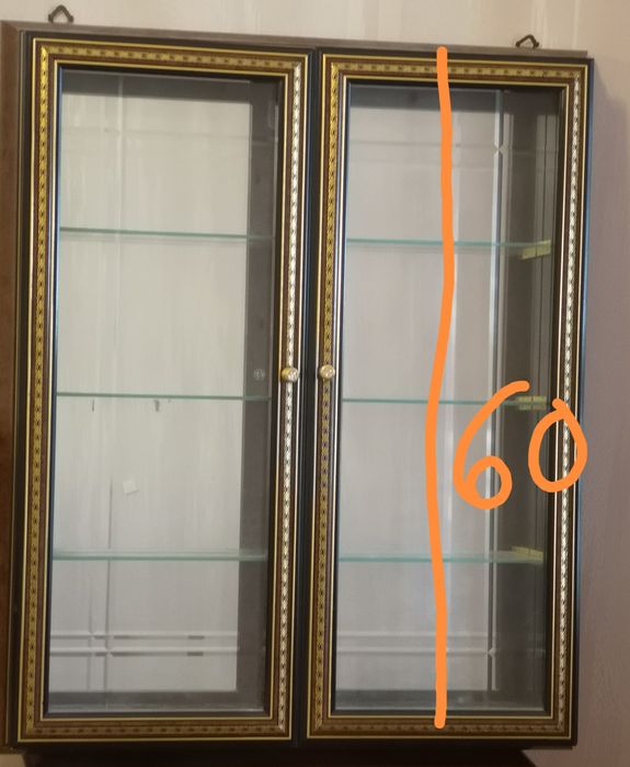 Armário de parede, para pequenas peças decorativas.