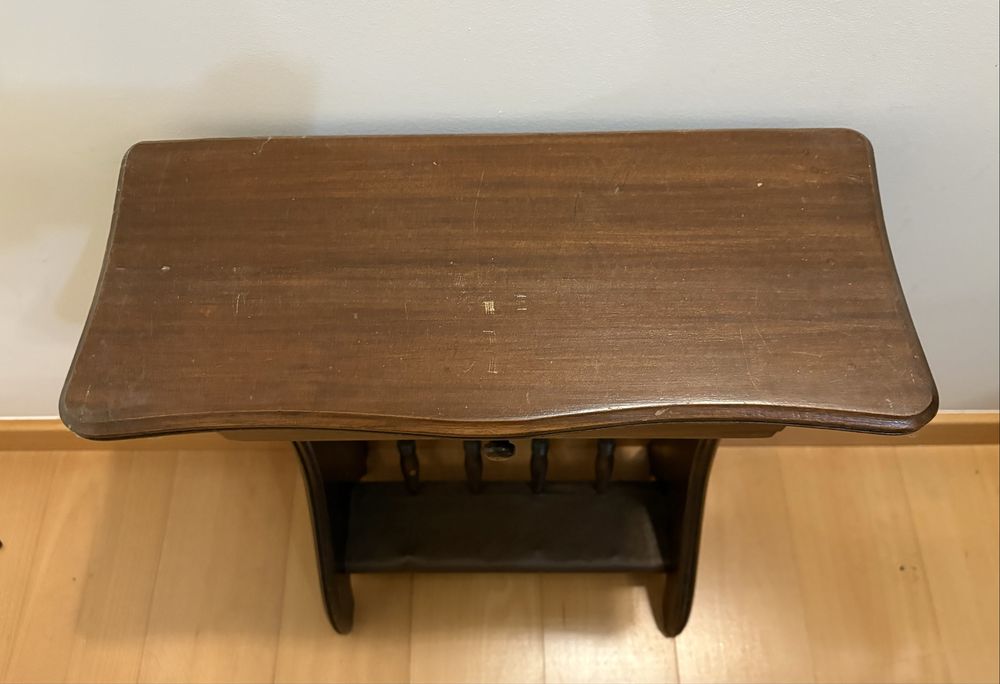 Mesa com suporte para jornais