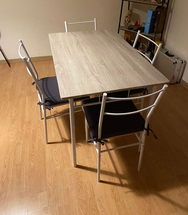 Conjunto de Mesa com 4 cadeiras