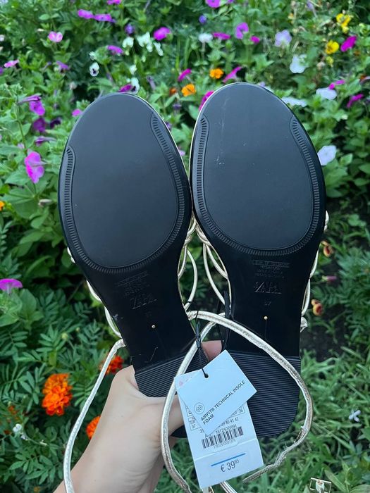 Шльопанці на плоскій підошві.