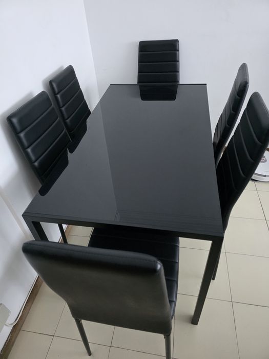 Mesa com tampo de vidro e 6 cadeiras