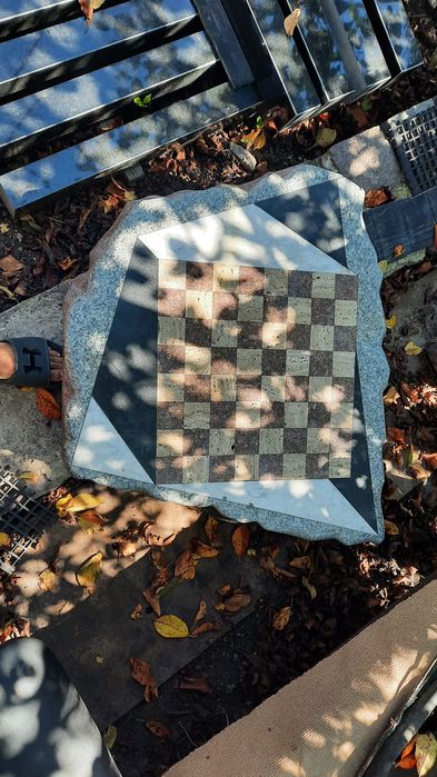 Шахматна плита із граніта по типу три д