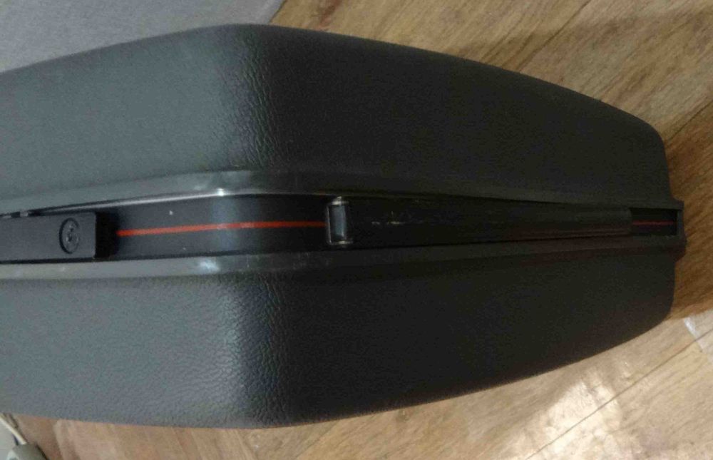 Большой пластиковый чемодан Samsonite