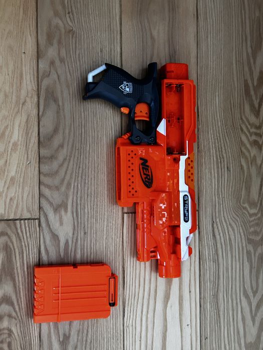 Pistolet nerf elite stryfe bez klapki na baterie