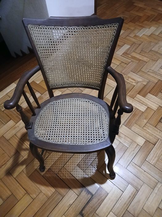 Cadeira antiga bom estado