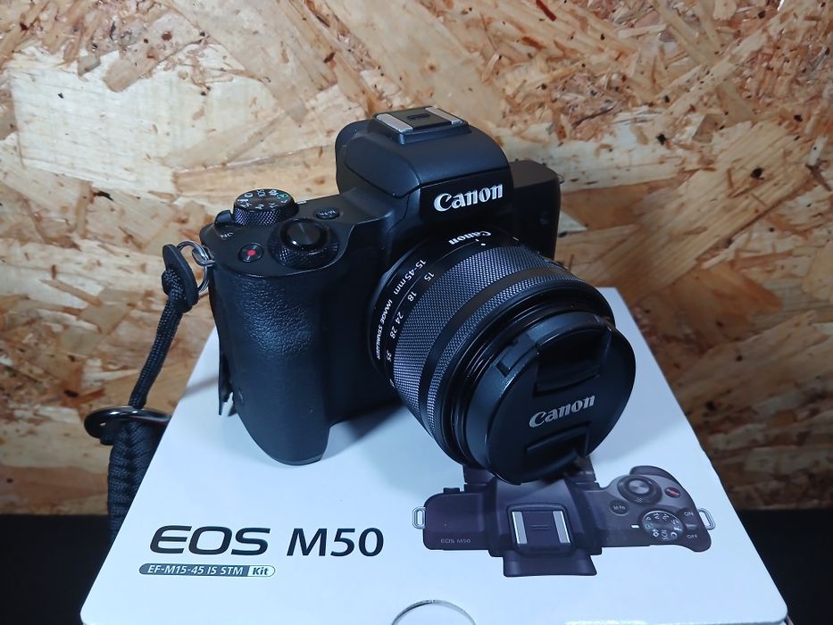 Canon EOS M50 + 15-45mm + Extras
