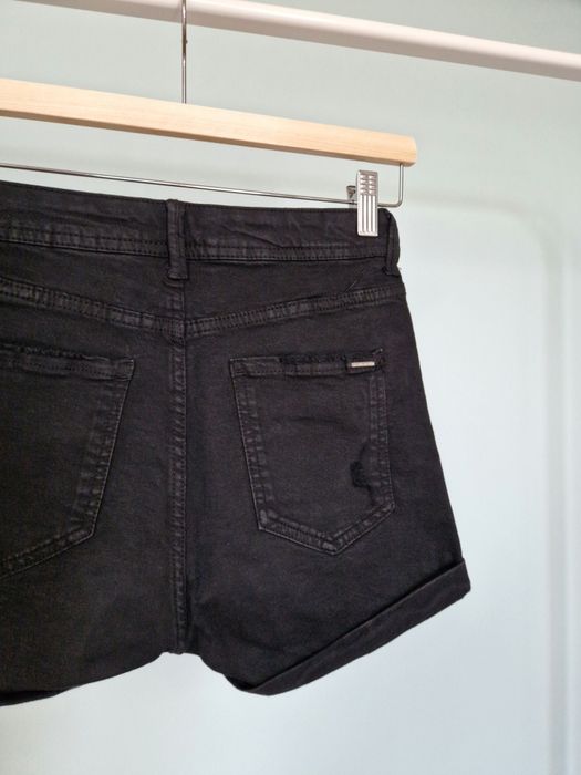 98% bawełna czarne dopasowane szorty spodenki krótkie jeansowe Bershka