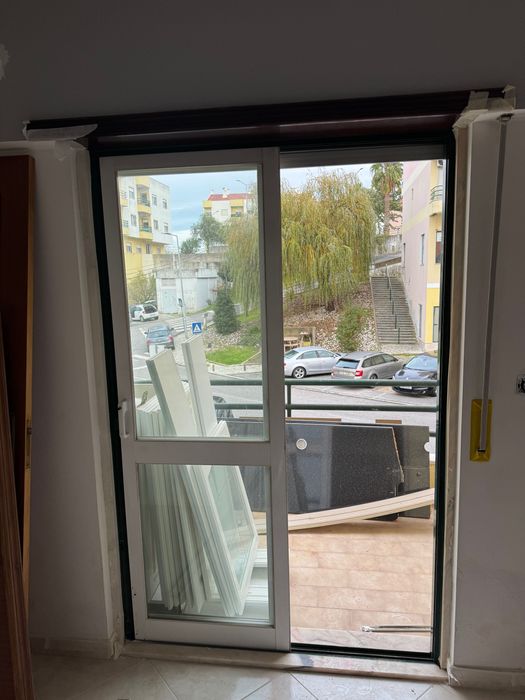 Conjunto de 5 Janelas e Portas-Janelas em Alumínio  com Estores – 650€