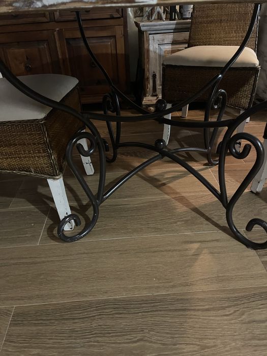 Mesa de sala redonda  madeira e ferro