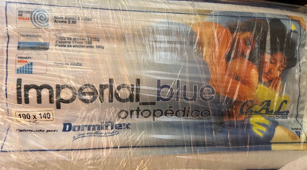 Conjunto de cama c/ colchão e mesas de cabeceira em cerejeira