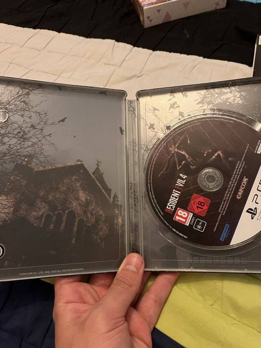 Edição especial capa metálica Resident Evil 4  PS5