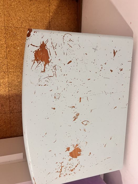 Criado mudo, pintado.
