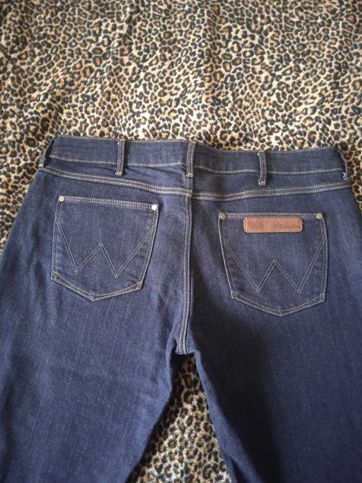 Женские джинсы Wrangler.