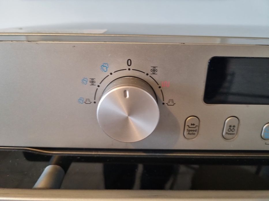 Piekarnik parowo -mikrofalowy firmy Samsung.