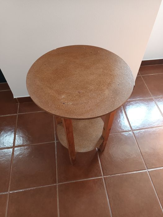 Camila de madeira pequena