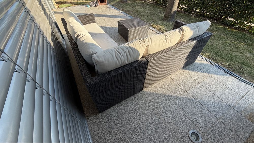 Sofa de jardim com almofadas