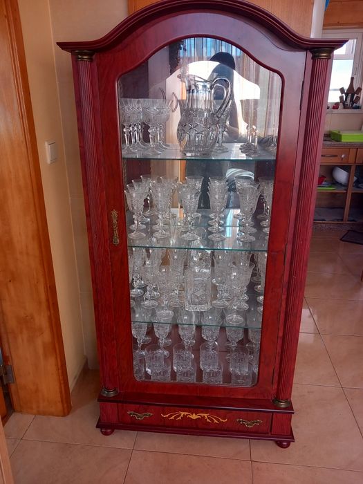 Móvel com louça incluída