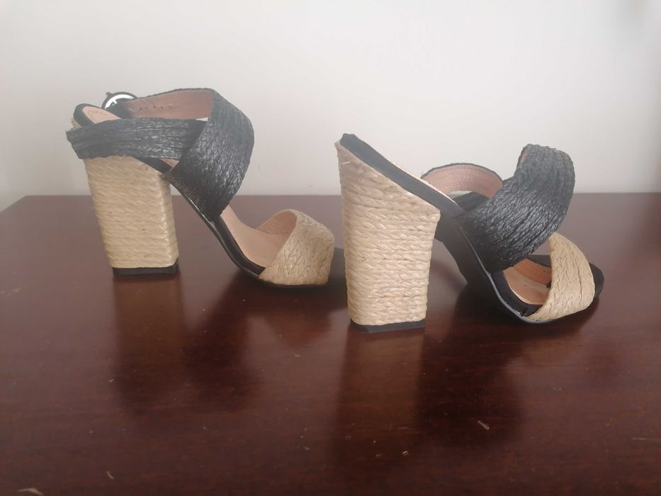 Sandálias novas preto e branco