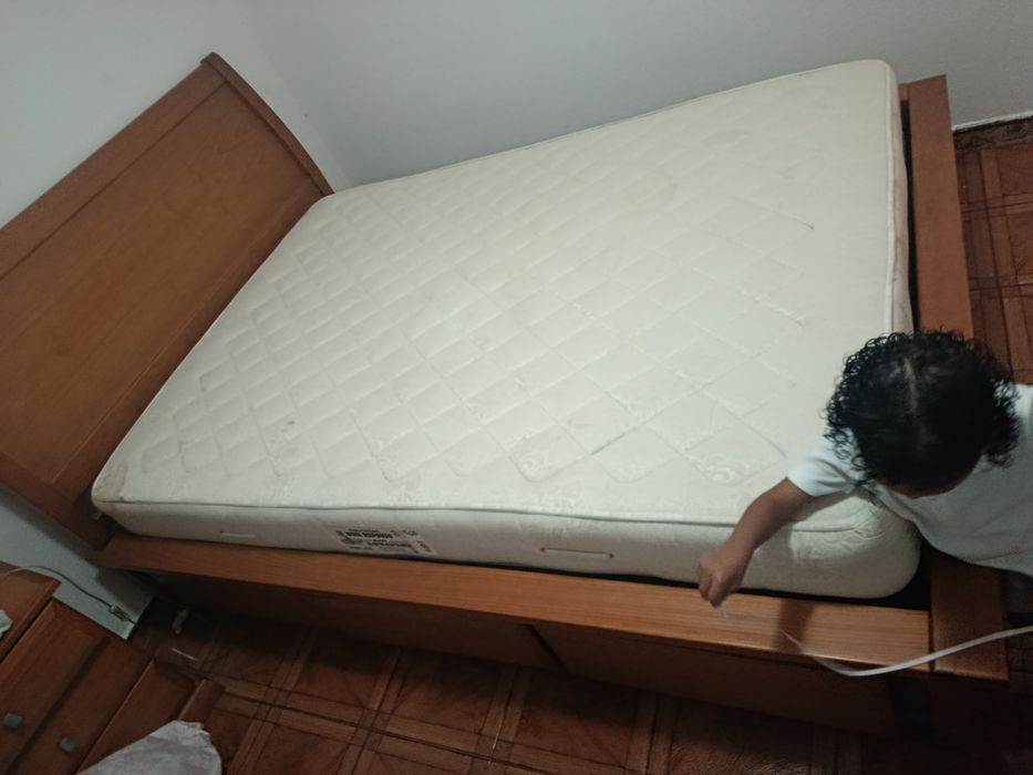 vendo cama  com colchao cómoda e mesas de cabeceira