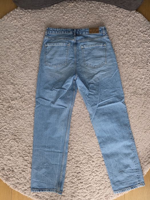 Niebieskie dżinsy straight
