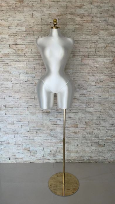 A venda manequins para lojas novos.
