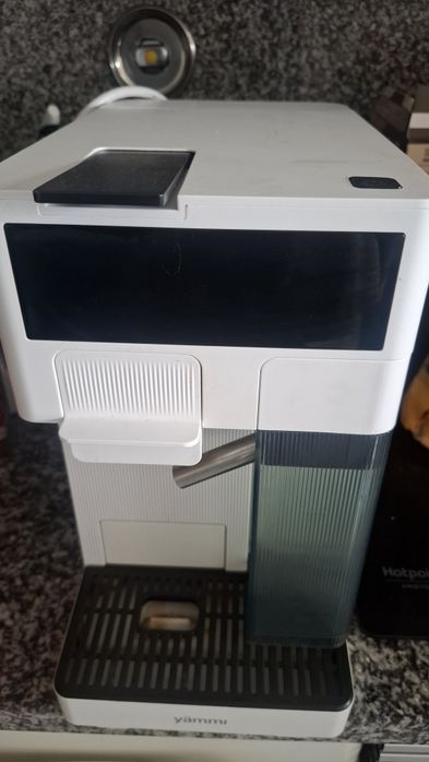 Máquina de Café Multi-Sistema com Depósito para Leite Yämmi
Máquina de