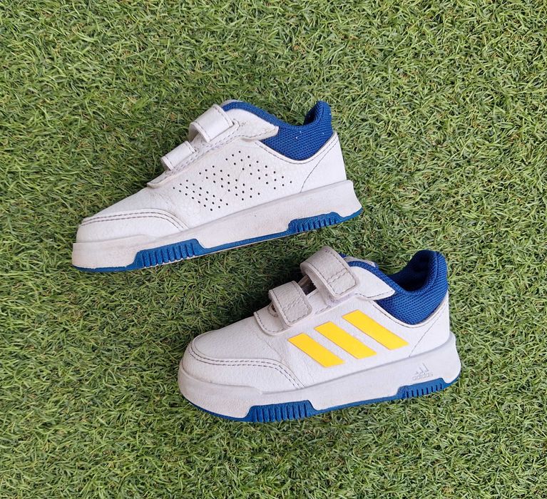 Buty sportowe firmy Adidas chłopięce rozm. 22.