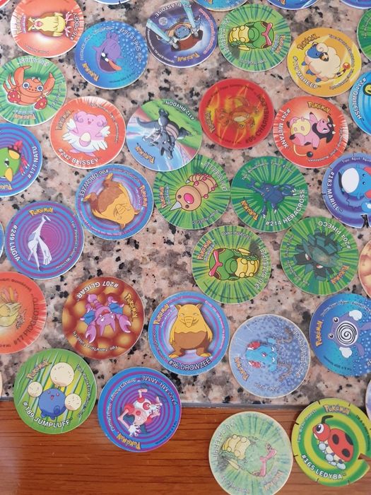 Vendo tazos, pokemon e beyblades antigos