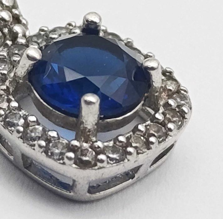 Pendente em prata de lei com pedras transparentes e pedra central azul - peso 1,2g