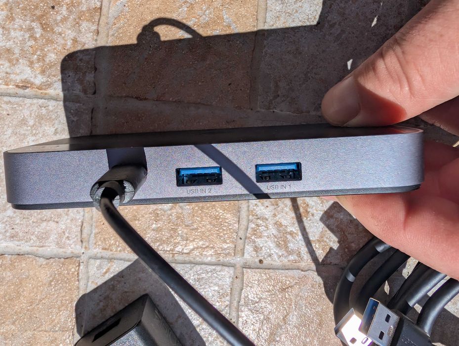 Vendo KVM Ugreen para teclado e rato (não inclui video) mais carregador usado