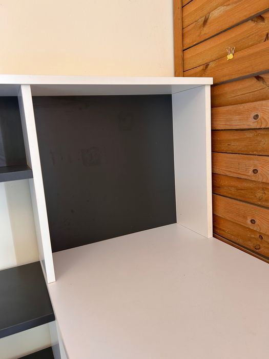 Mesa de canto com estante