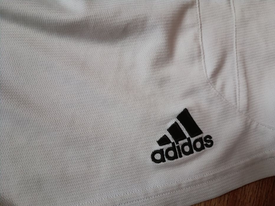 Białe sportowe piłkarskie spodenki Adidas Tiro