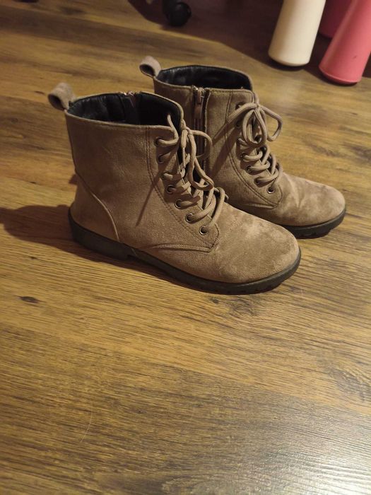 Sprzedam zamszowe botki r 38