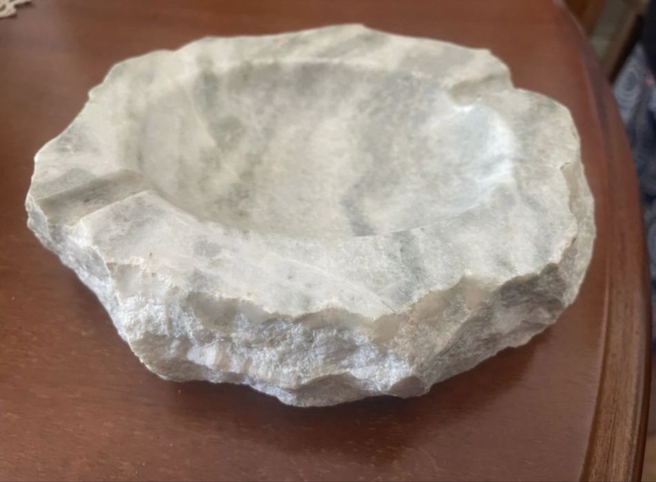 Cinzeiro em mármore bruto