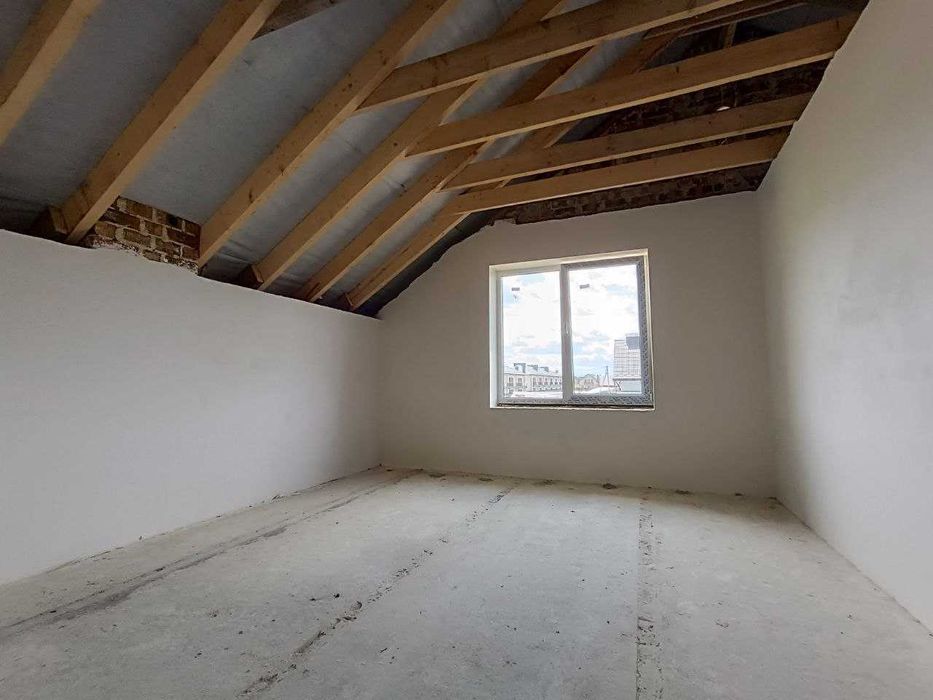 Продається особняк з прямокутною ділянкою, всі комунікації міські.