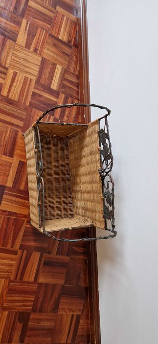 Porta revistas em ferro com palhinha