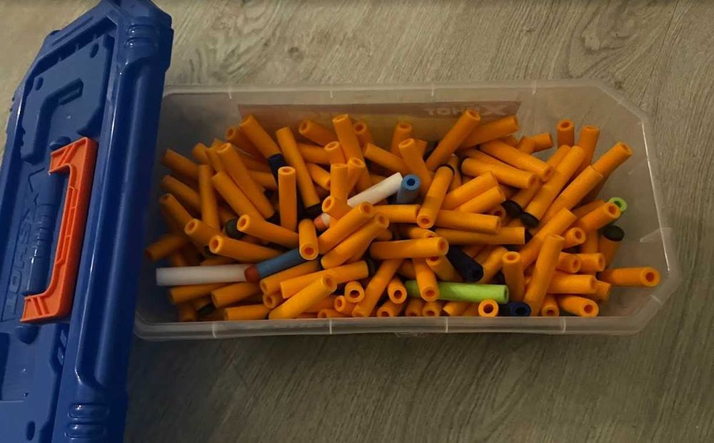 Lote Nerf + 3 pistolas MicroShots + caixa com dardos - 15€