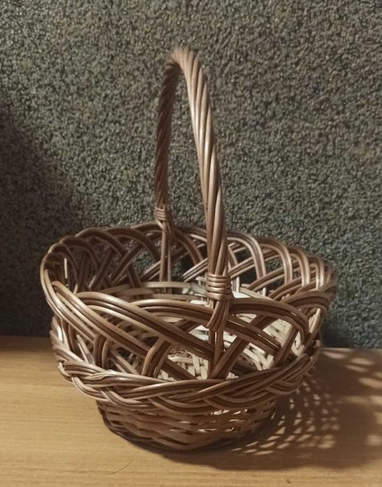 Mały koszyk wiklinowy