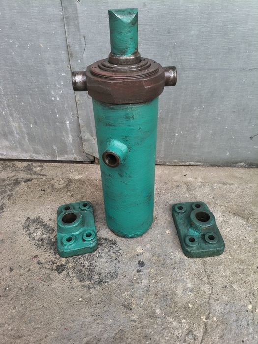 Siłownik hydrauliczny do wywrotu