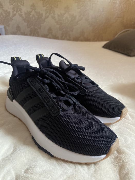 Продам кросівки жіночі adidas