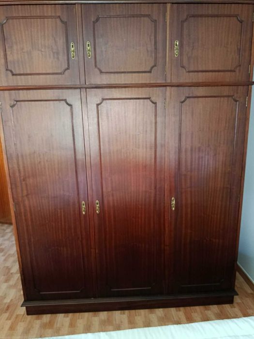 Roupeiro/Cómoda/ Mesas Cabeceira