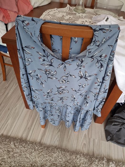 Sukienka w kwiatki z długim rękawem